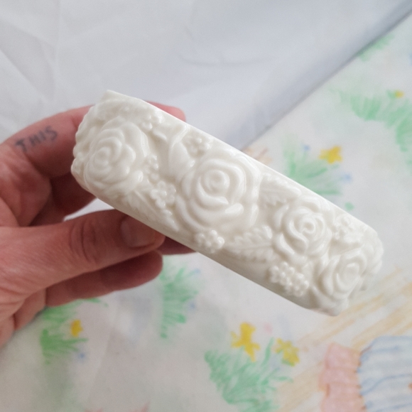 🌙VTG LENOX Oval Porcelain Roses 24k Gold Trim Trinket Box - Picture 5 of 12